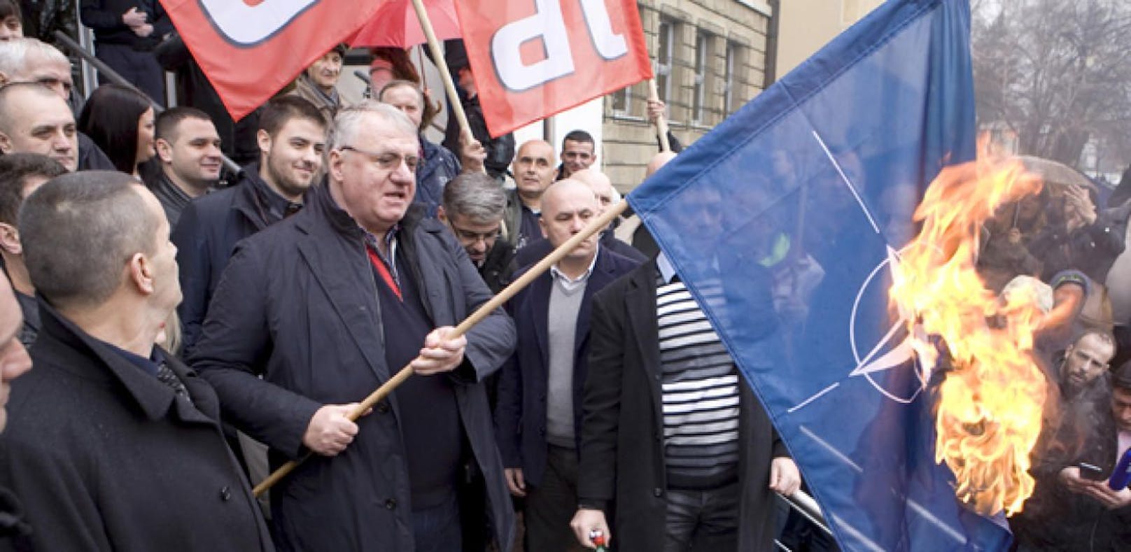 Vojislav Seselj beim Verbrennen einer NATO-Fahne.