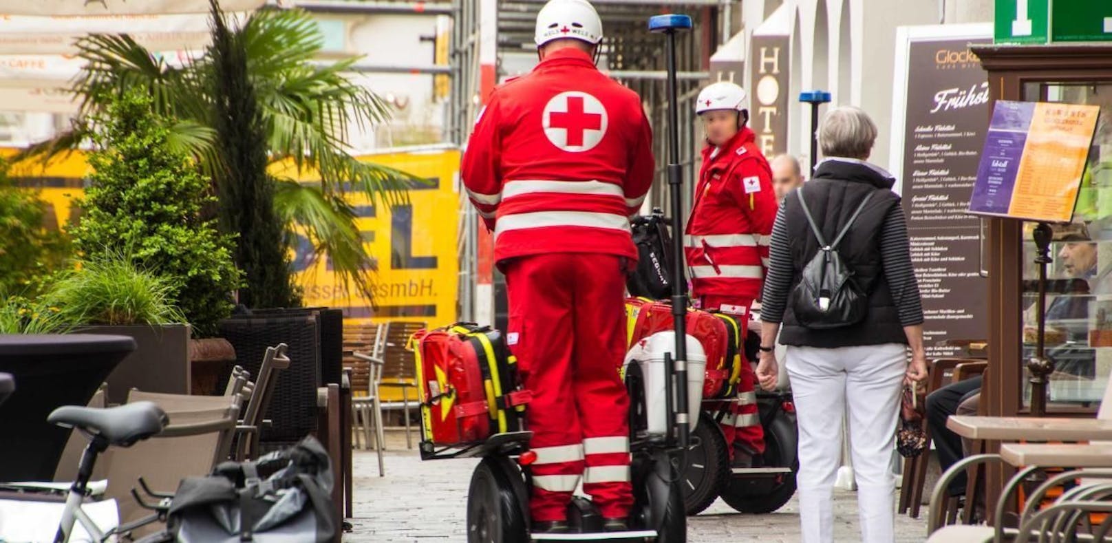 Rettungs-Sanitäter sind in Linz mit Segways unterwegs.