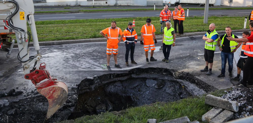 Samstagnachmittag bis Sonntagfrüh musste die Kremstalstraße im Bereich zwischen Leonding und Linz gesperrt werden. Die Straße war abgesackt. 