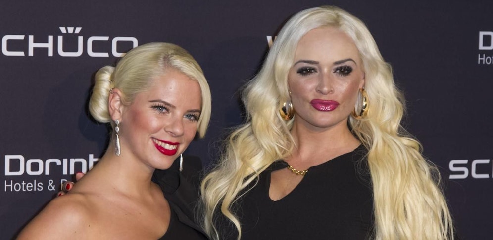 Jennifer Frankhauser (li.) und Daniela Katzenberger bei der Premiere von "Bodyguard - Das Musical" am 21. November 2015 in Köln.