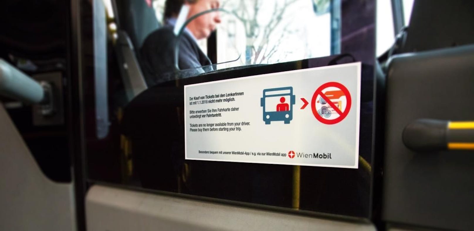 Neue Aufkleber in Bussen informieren über die Änderung.