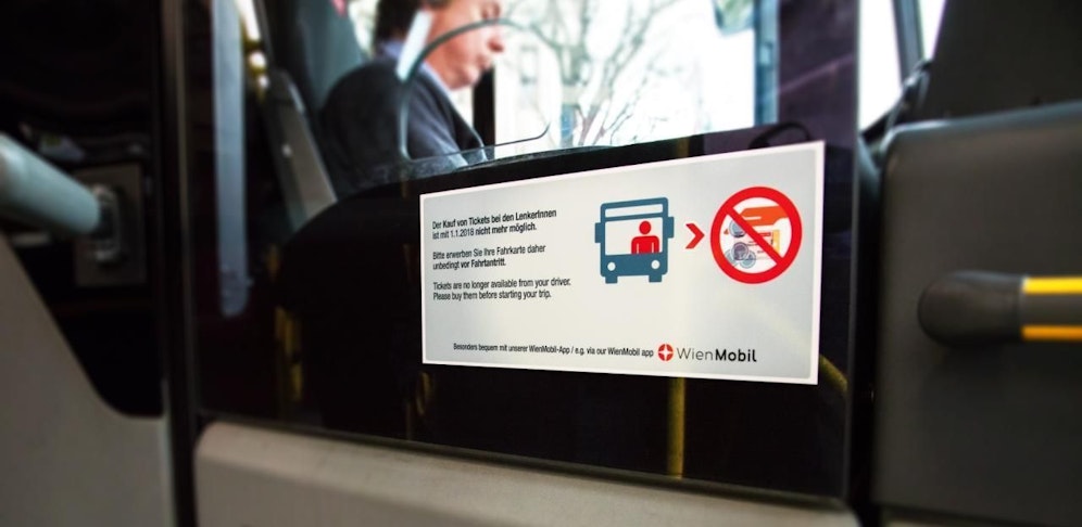 Neue Aufkleber in Bussen informieren über die Änderung.