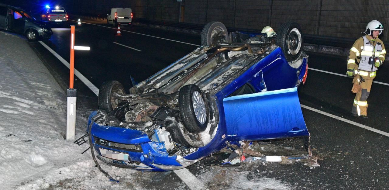 Heute.at - 4 Verletzte bei Pkw-Überschlag in Volders
