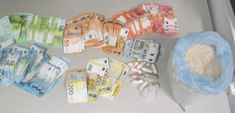 Die sichergestellten Drogen, samt Streckmittel und Bargeld.