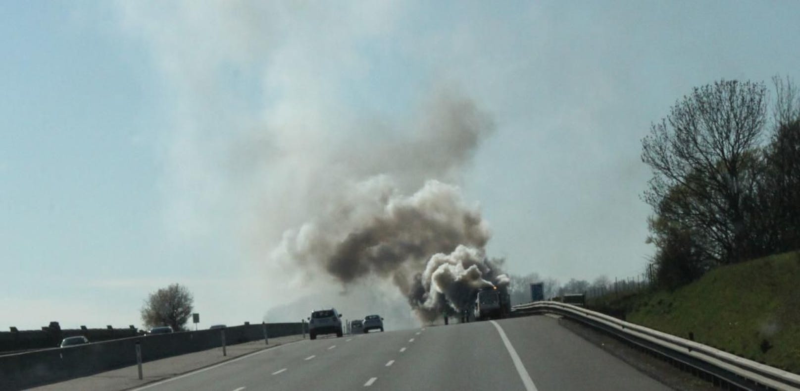 Rauchsäule auf der A1: SUV brannte völlig aus