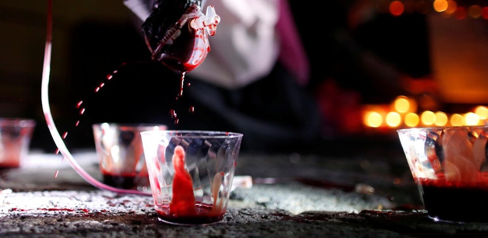 Mexiko: Aktivisten der Gruppe "Chok3" füllen ein Glas mit ihrem eigenen Blut, um damit Banner für den Protest gegen die Verfolgung von Homosexuellen in Tschetschenien zu malen.