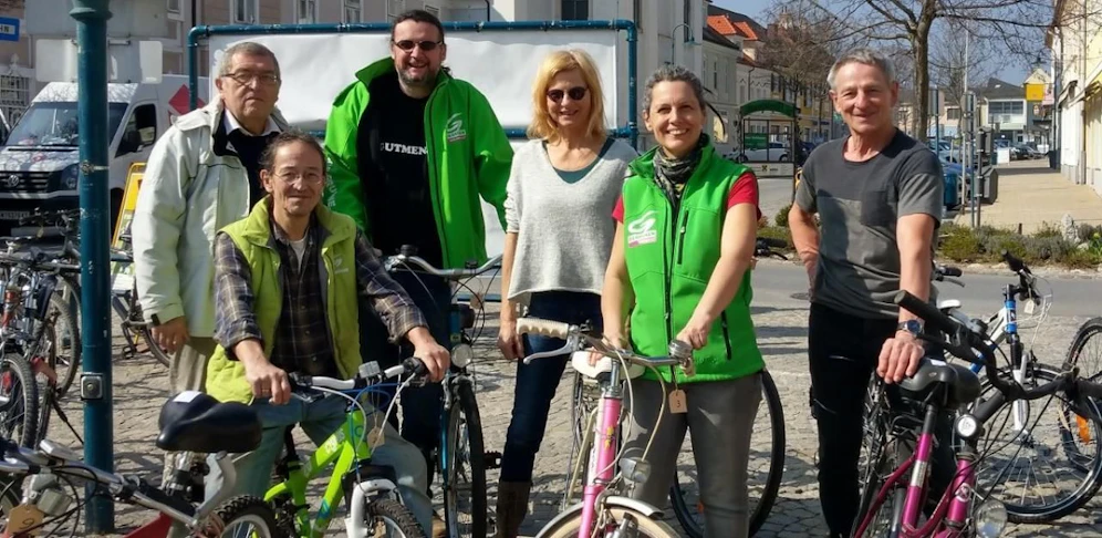 Grüne Radbörse in Zistersdorf: Karl Kolar (l.), Hemut Aigner (r.) mit Beate Kainz (2.v.l.)