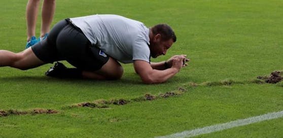 Hertha-Coach Pal Dardai sucht den Maulwurf. Foto: Metodi Popow / BILD
