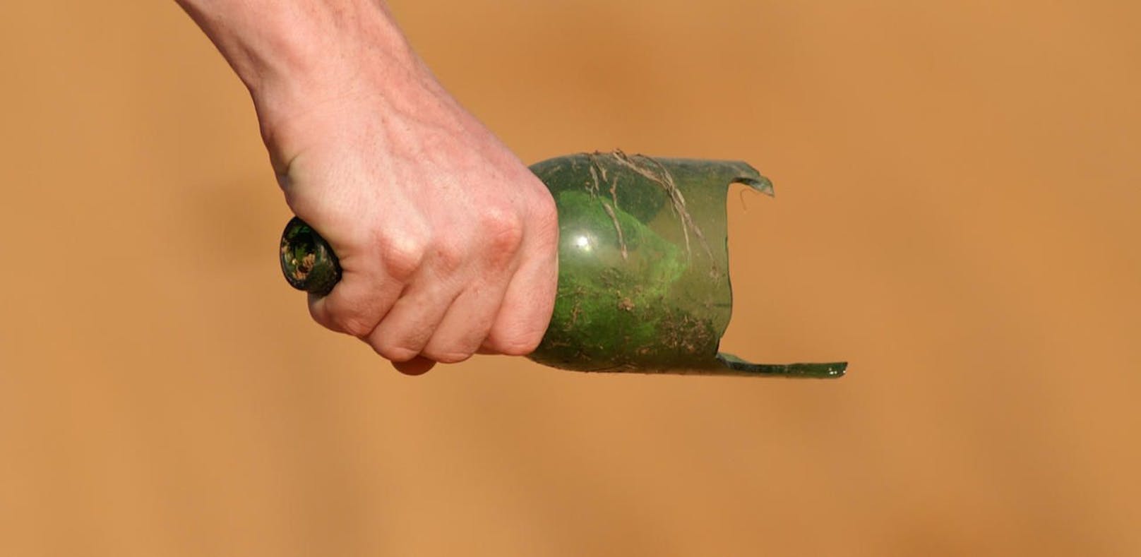 Ein Wiener benutze eine abgebrochene Bierflasche als Waffe (Symbolfoto).
