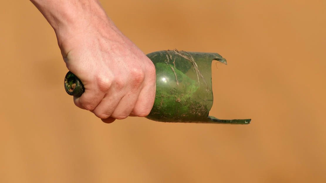 Ein Wiener benutze eine abgebrochene Bierflasche als Waffe (Symbolfoto).