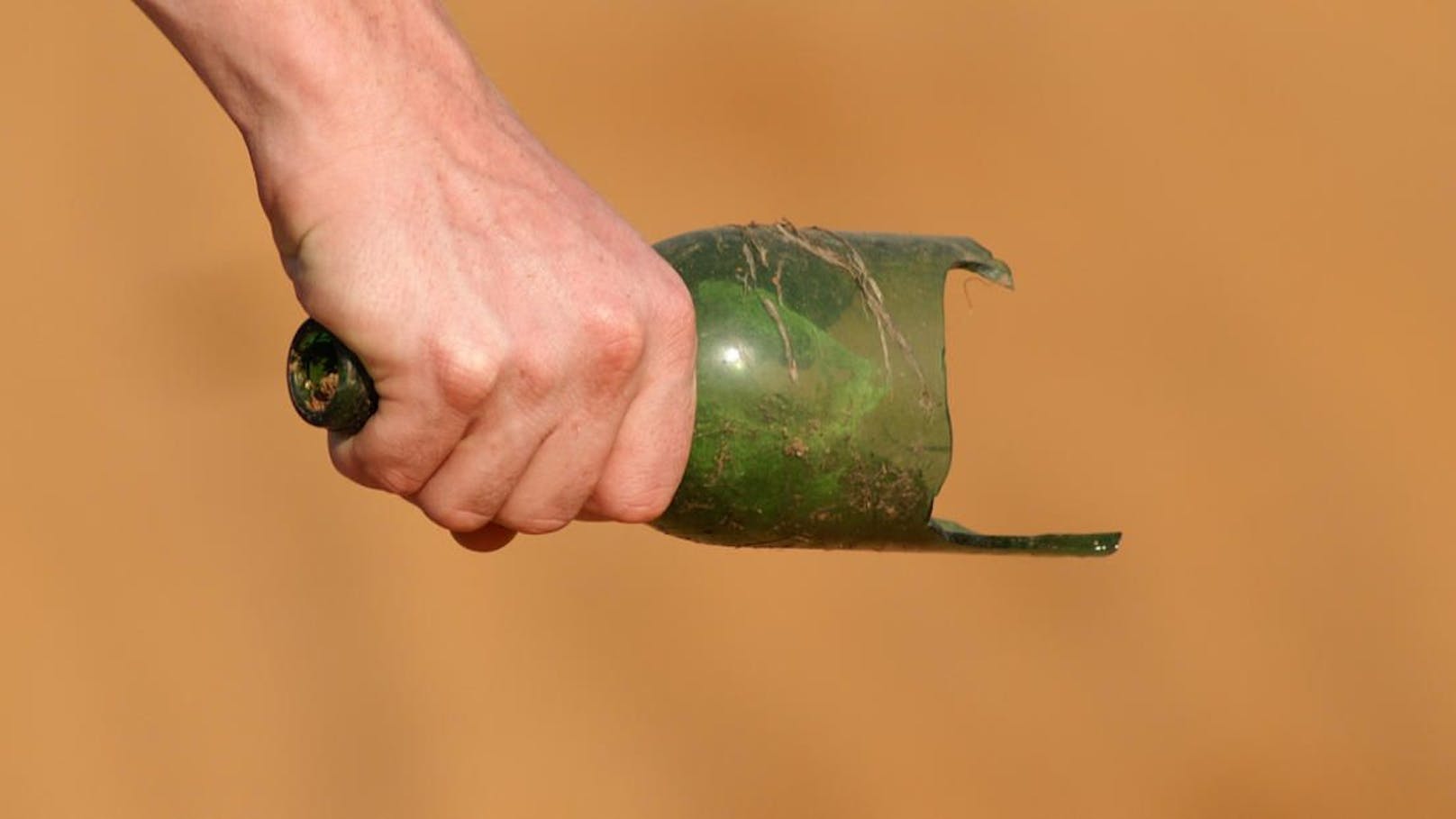 Ein 27-Jähriger benutze eine abgebrochene Bierflasche als Waffe. Symbolfoto.