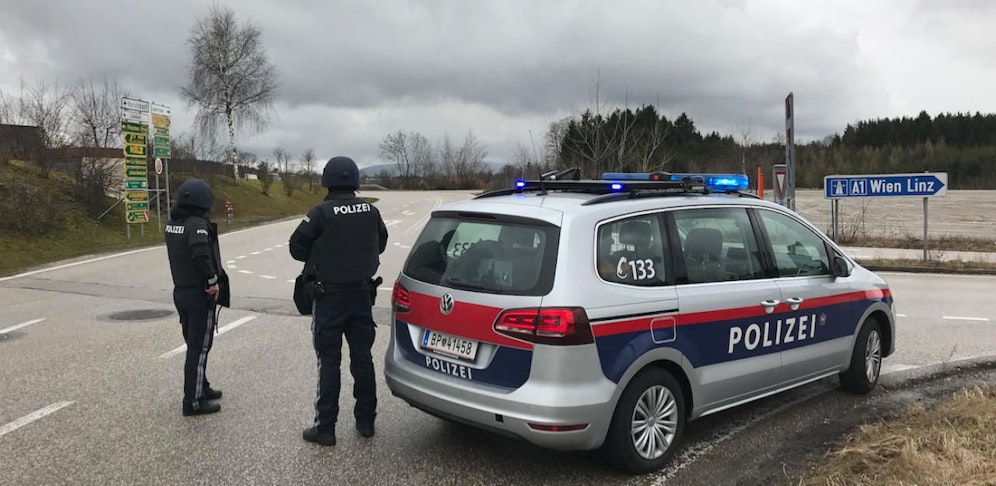 In Laakirchen wurde die Post überfallen. Die Großfahndung der Polizei läuft, wie dieses aktuelle Bild zeigt.