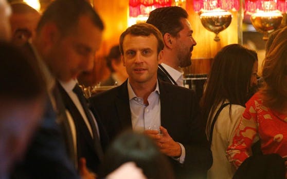 Macron bei seiner Champagner-Party in Paris.