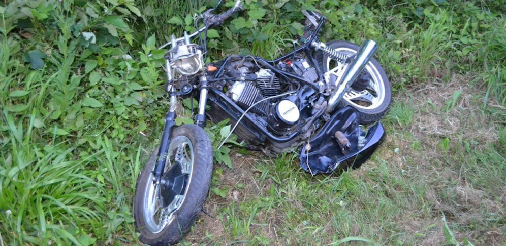 Ein 31-Jähriger verunfallte schwer bei einer Spritztour auf einem Motorrad. Er war ohne Schutzbekleidung unterwegs. Archivbild/Symbolbld.