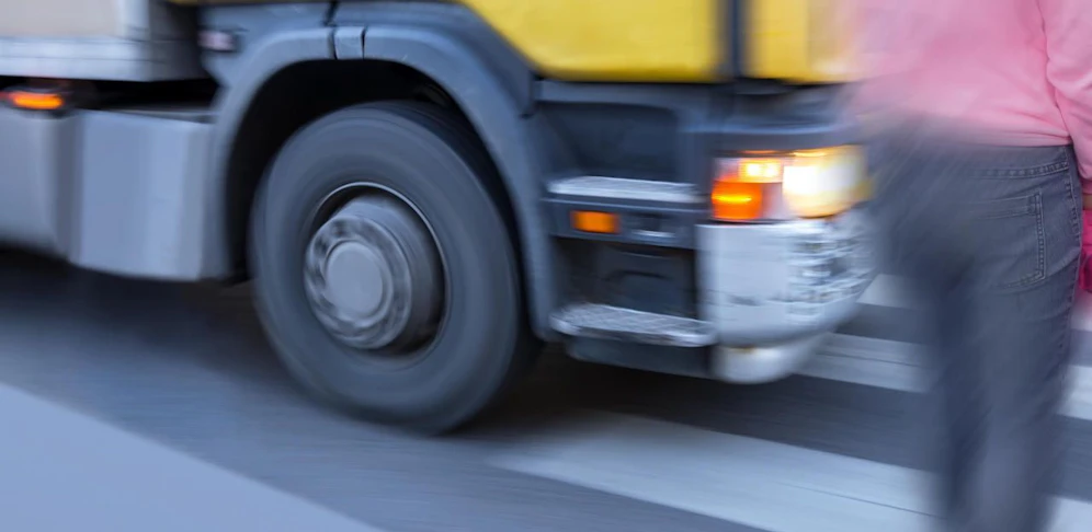 Die Frau wurde beim Überqueren der Straße vom Lkw angefahren. (Symbolbild)