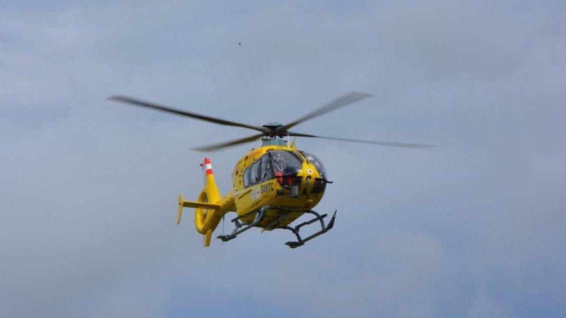 Heute.at - Mann stürzt bei Arbeiten von Dach – per Heli ins Spital
