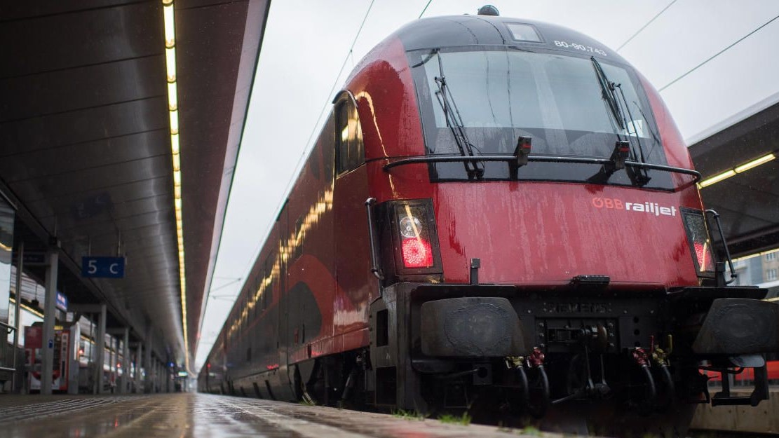Ein Railjet der ÖBB. Der Pensionistenverband will ein österreichweites Öffi-Ticket für Senioren.