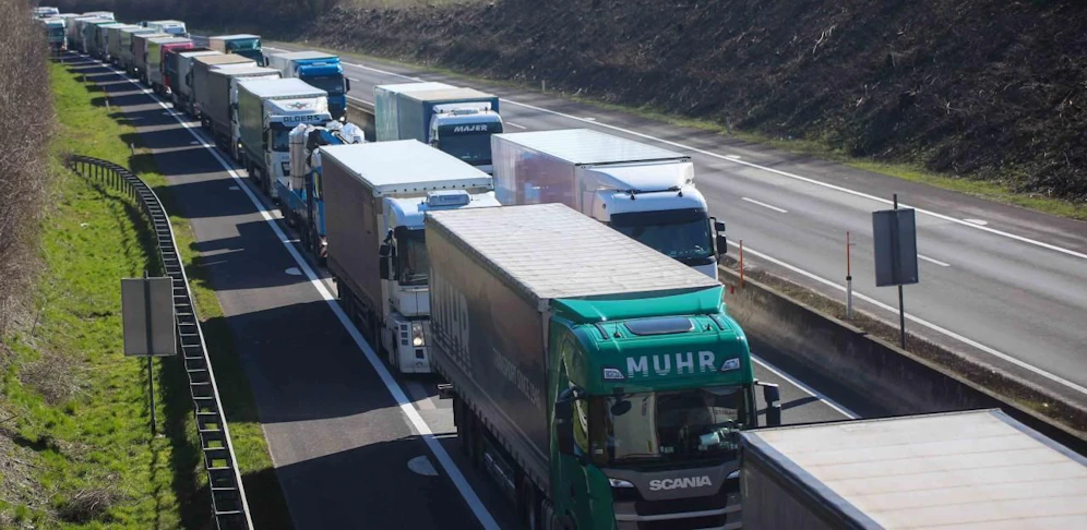 Deutschland lässt nun Transporte von Schutzmasken nach Österreich zu. 