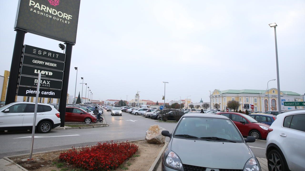 Im Outlet Parndorf wurden drei Kleiderdiebe erwischt.