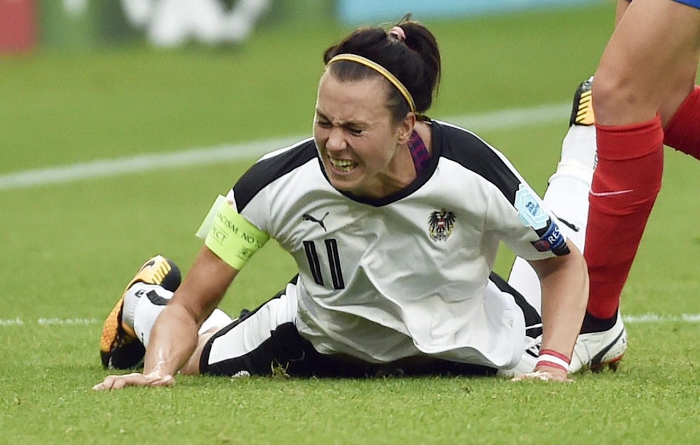 Schmerz lass nach! Schnaderbeck erlitt im Finish eine Rissquetschwunde am Knöchel.