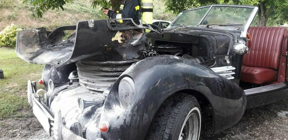 Der Motor des Oldtimers begann zu brennen.
