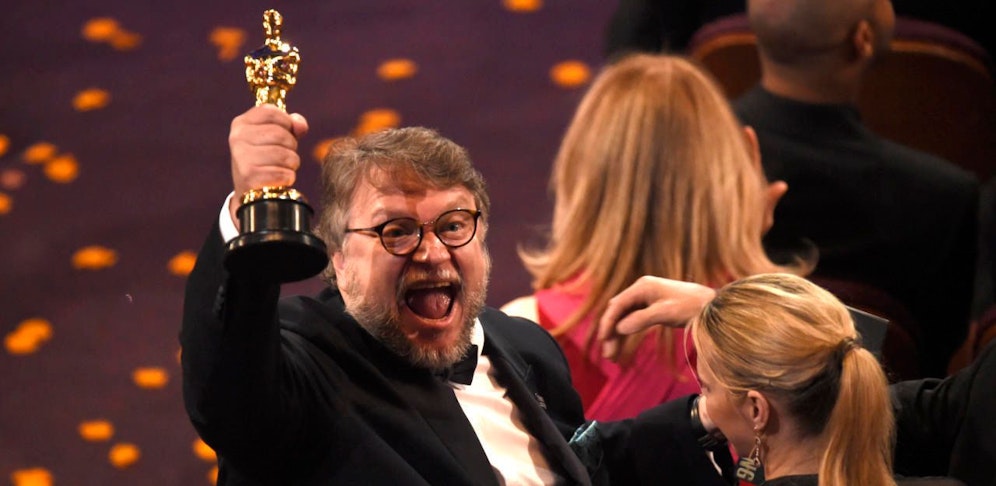 Guillermo del Toro mit seinem Regie-Oscar für "Shape of Water". 