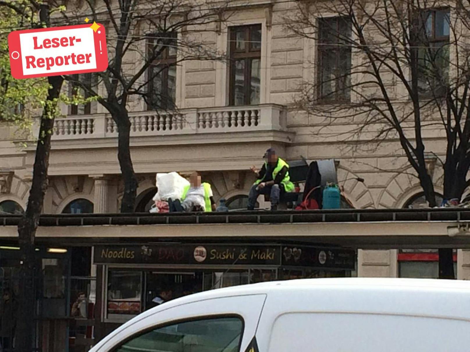 Leserin Miriam entdeckte die beiden Arbeiter am Dach der Straßenbahnstation Schottentor.