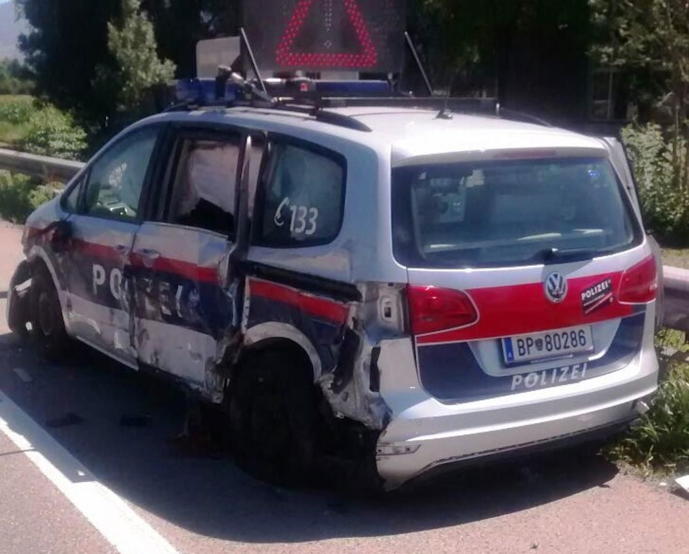 Die Beamten hatten Glück im Unglück: Niemand wurde bei dem Crash verletzt.
