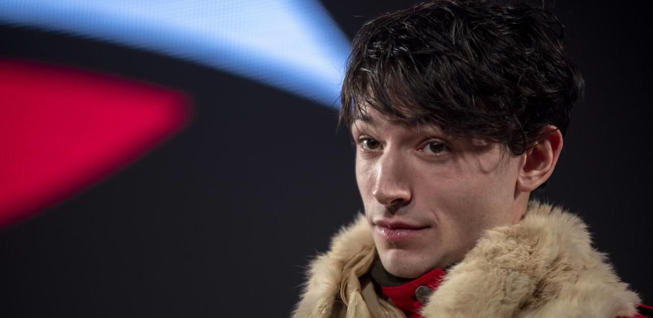 Heute.at - Verstörender Clip: Hat Ezra Miller einen Fan gewürgt?