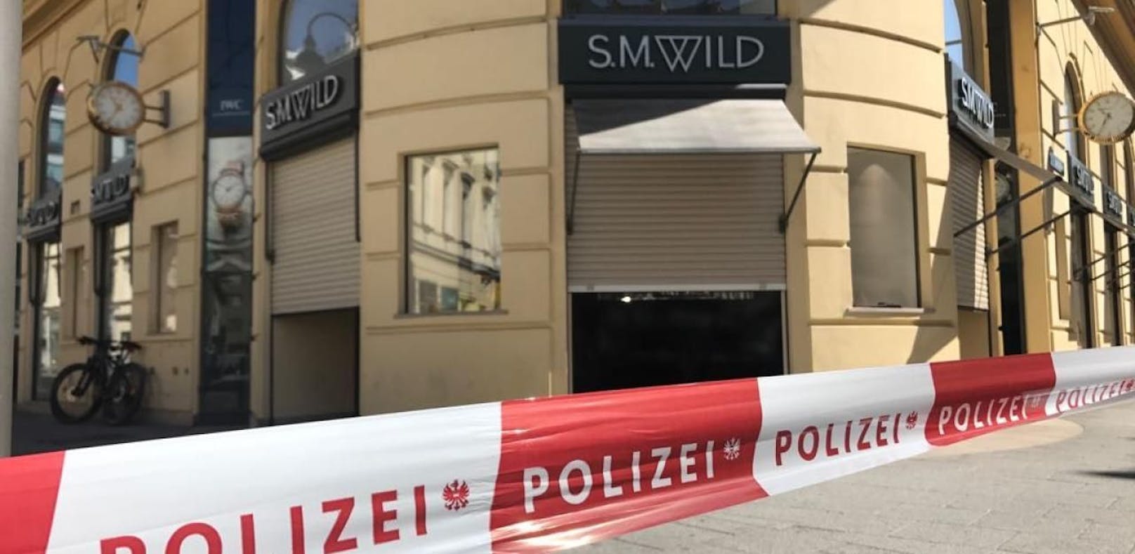 Der Juwelier &quot;Wild&quot; in der Linzer Landstraße wurde am Donnerstag kurz vor 10 Uhr überfallen. Die Polizei fahndet nach vier Tätern.