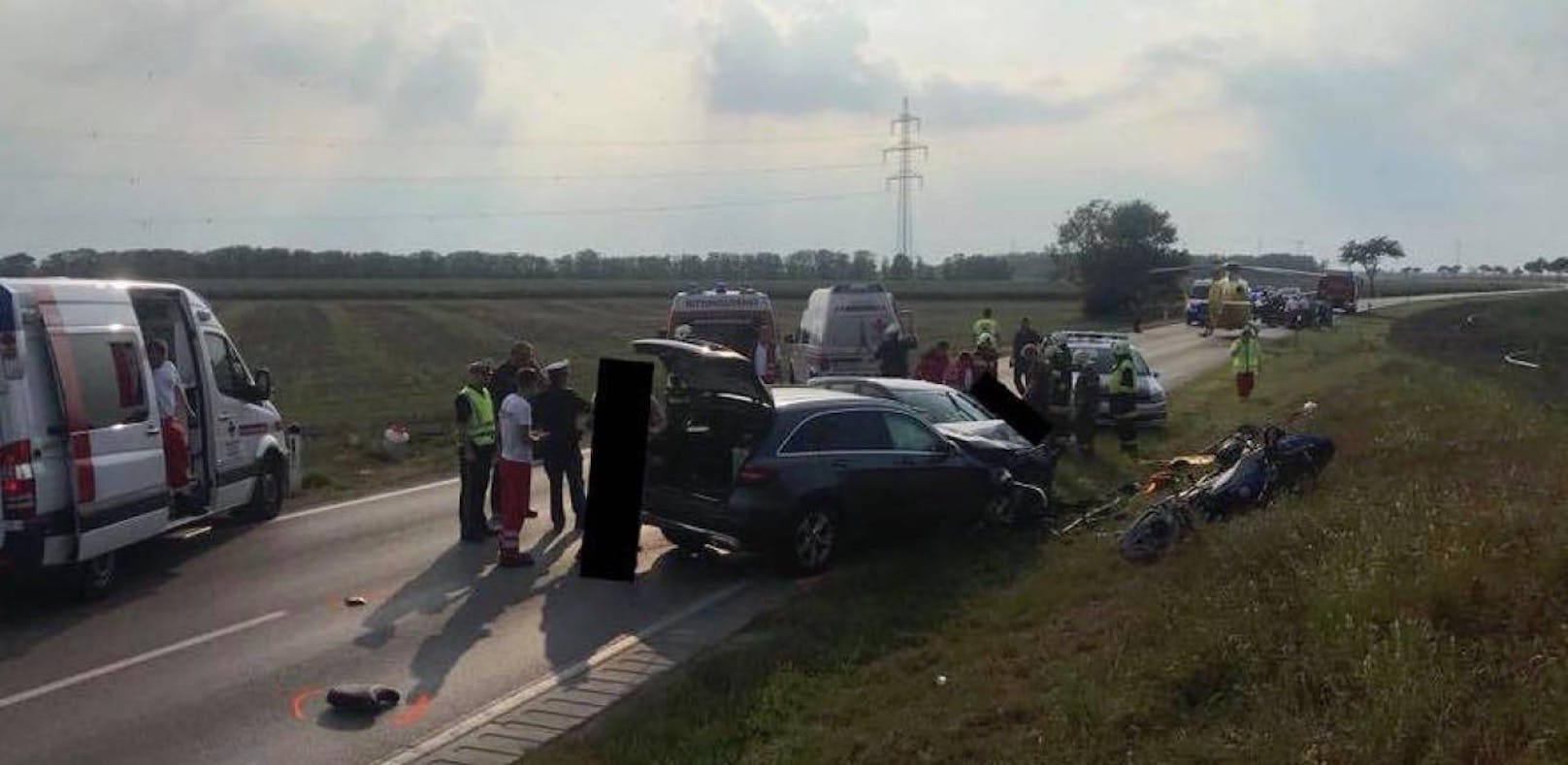 Schwerer Crash mit Pkw & Bikes fordert 5 Verletzte