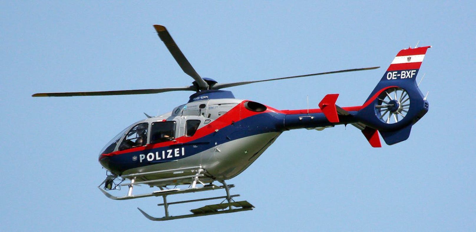 Der Polizei-Heli kreist über den Bezirk Hollabrunn.

