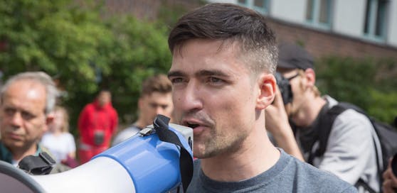 Martin Sellner, Sprecher der rechtsextremen "Identitäre Bewegung" hat offenbar zweimal versucht, 15 Euro an die SPÖ zu spenden - das belegt er sogar mit einem Screenshots seines Kontoauszugs.