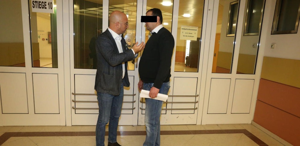 Alpay K. mit seinem Anwalt Mag. Rast (li. im Bild). 