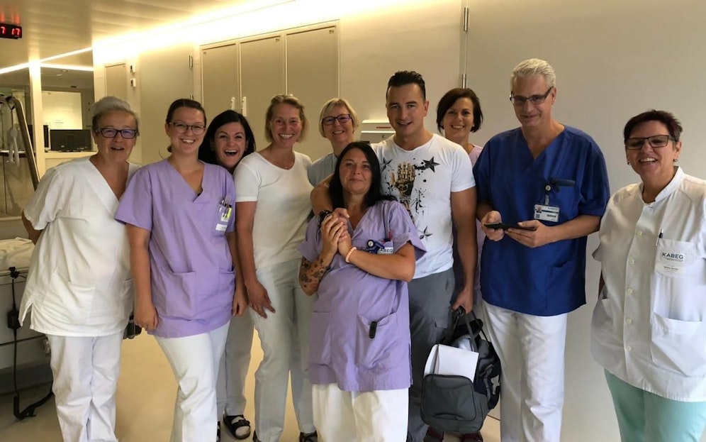 Andreas Gabalier posierte zum Abschied mit der "Crew" des LKH Villach. 