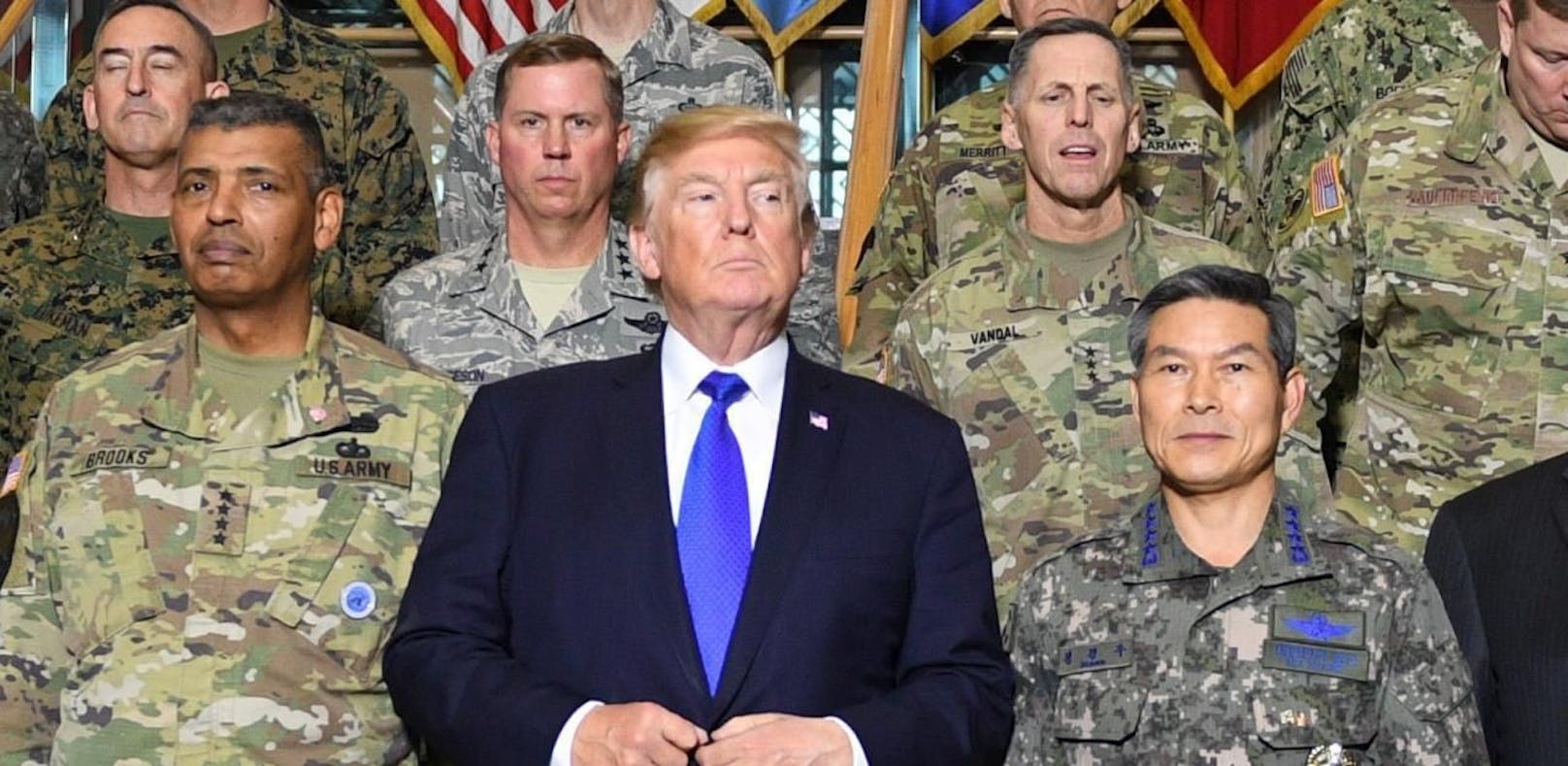 US-Präsident Donald Trump mit hochrangigen Militärs bei einem Besuch in Südkorea.