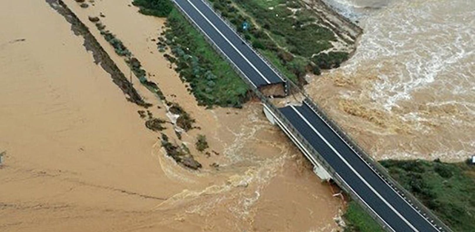 Hochwasser bringt Brücke auf Sardinien zum Einsturz