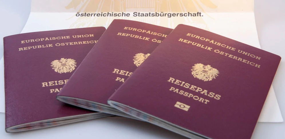 Reisepässe der Republik Österreich auf einem Tisch. Symbolfoto.