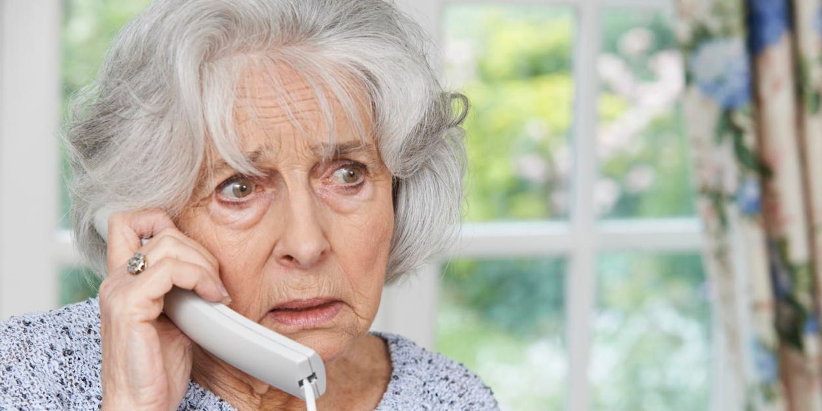 Telefonbetrüger haben es auf ältere Personen abgesehen.