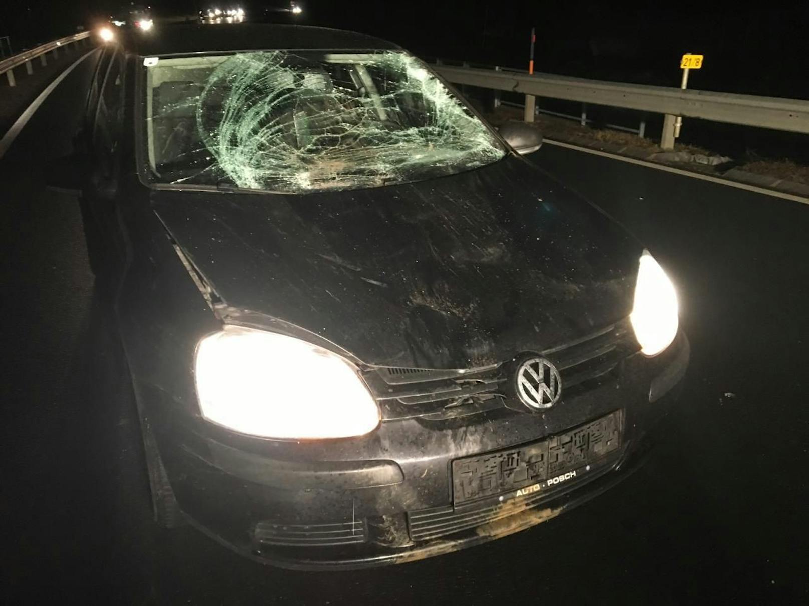 Der Volkswagen wurde bei dem Unfall schwer beschädigt.