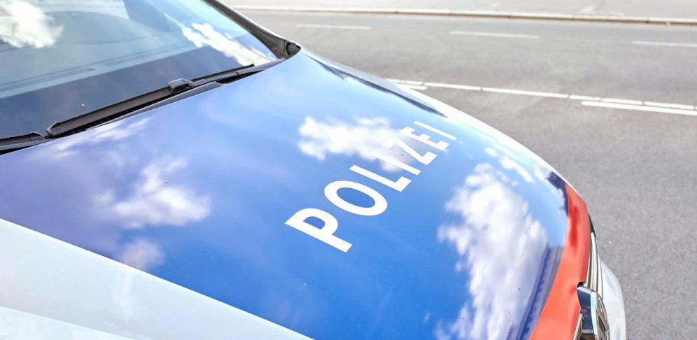 Der Betrunkene warf sich am Hauptplatz auf die Motorhaube eines Polizeiautos, behauptete, angefahren worden zu sein  und wollte Schmerzensgeld.