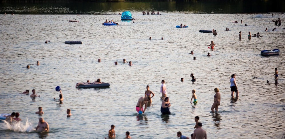 Ein 78-jähriger Mann ging beim Schwimmen in einem Badesee in Röthelstein plötzlich unter. Wiederbelebungsversuche blieben erfolglos. (Symbolfoto)