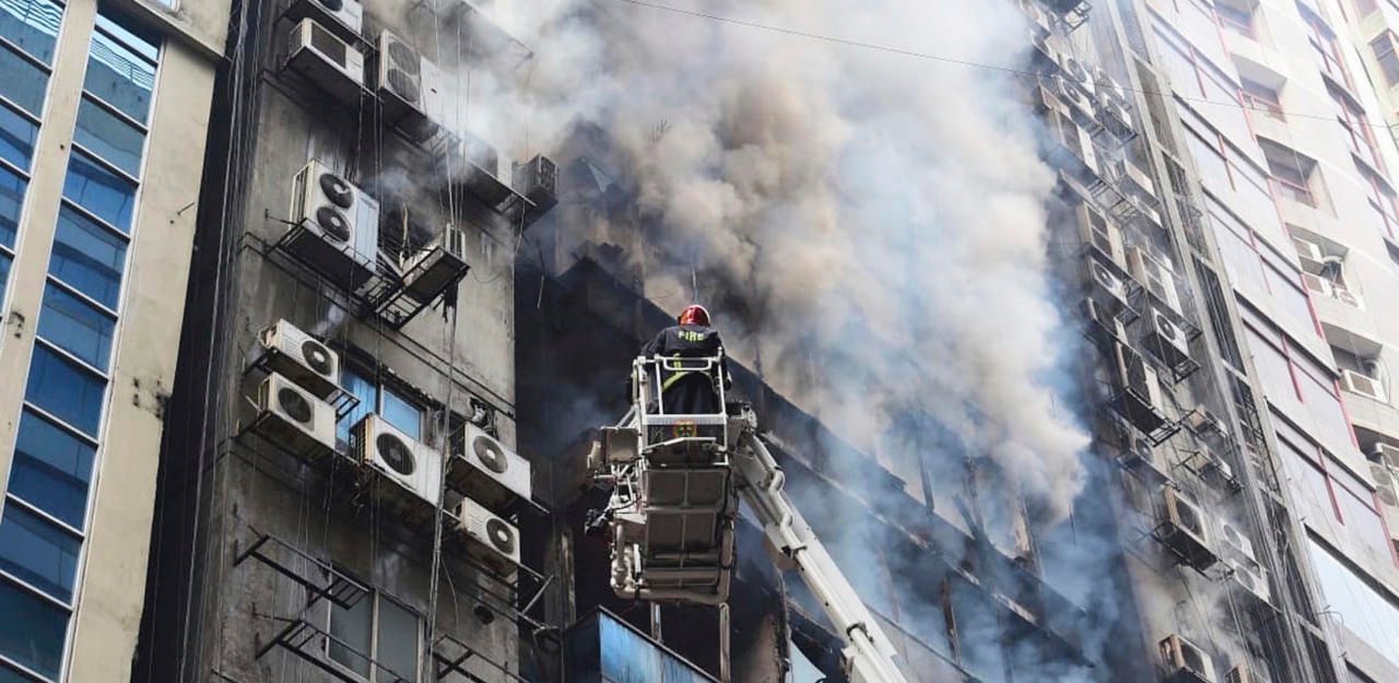 Heute.at - 19 Tote bei Hochhaus-Brand in Bangladesch