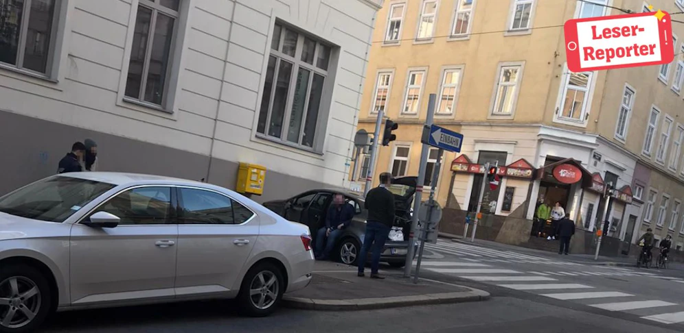 Die Polizei war bereits vor Ort. Einige Augenblicke später rückte auch das Rote Kreuz an.