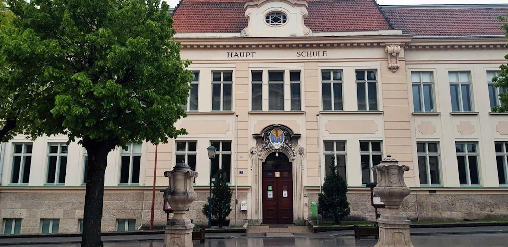 Die NMS in Berndorf: Aufregung gibt es wegen einer privaten Feier einer Schulklasse.
