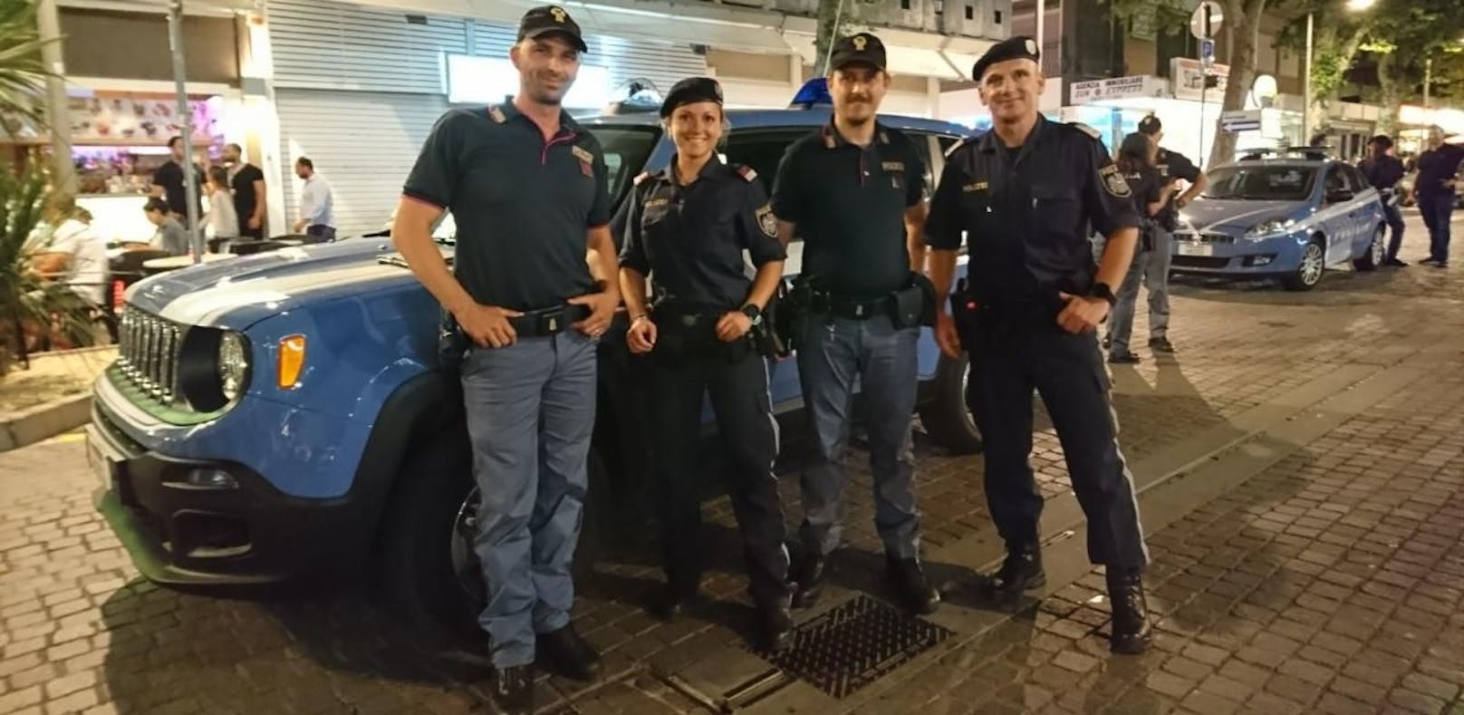 Drei Kärntner Polizisten halfen den italienischen Kollegen in Lignano, österreichische Feiernde in Schach zu halten.