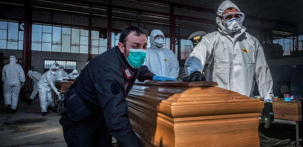 In Bergamo muss das italienische Militär die Särge der an Covid-19 Verstorbenen abtransportieren. 