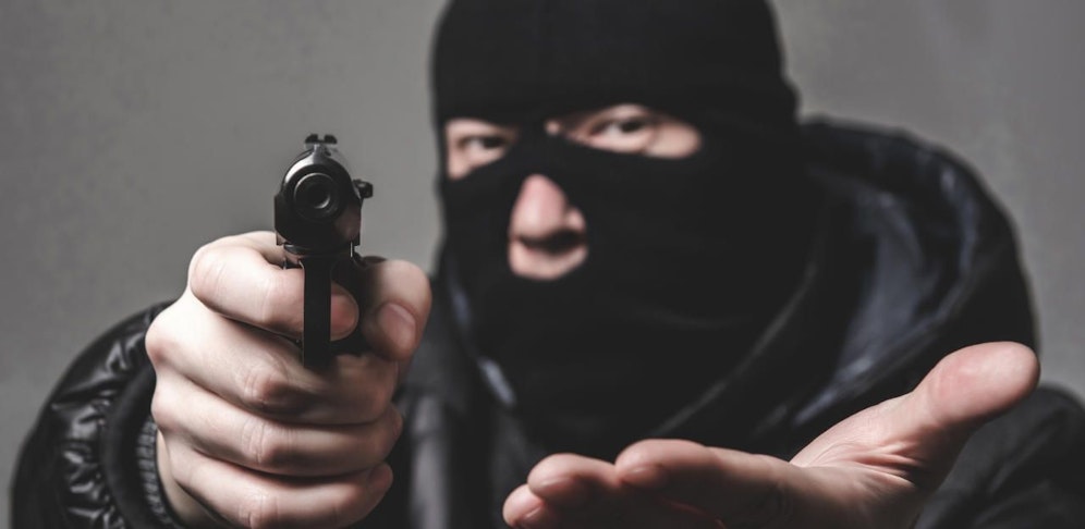 (Symbolfoto) Ein bis dato unbekannter Täter überfiel Donnerstagabend ein Lebensmittelgeschäft in Kapfenberg (Steiermark). 