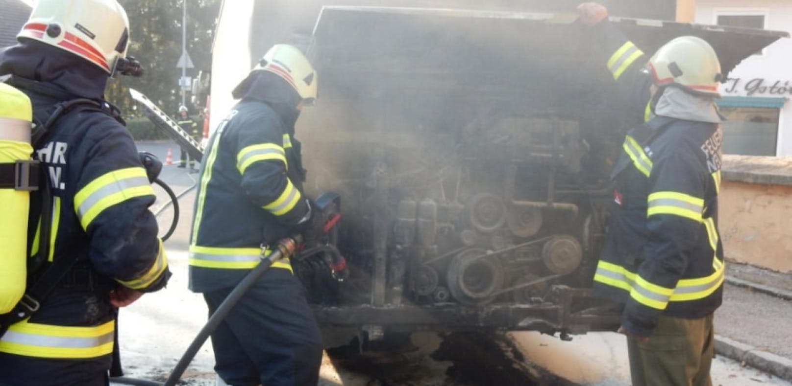 Bus brannte plötzlich, alle zehn Fahrgäste evakuiert