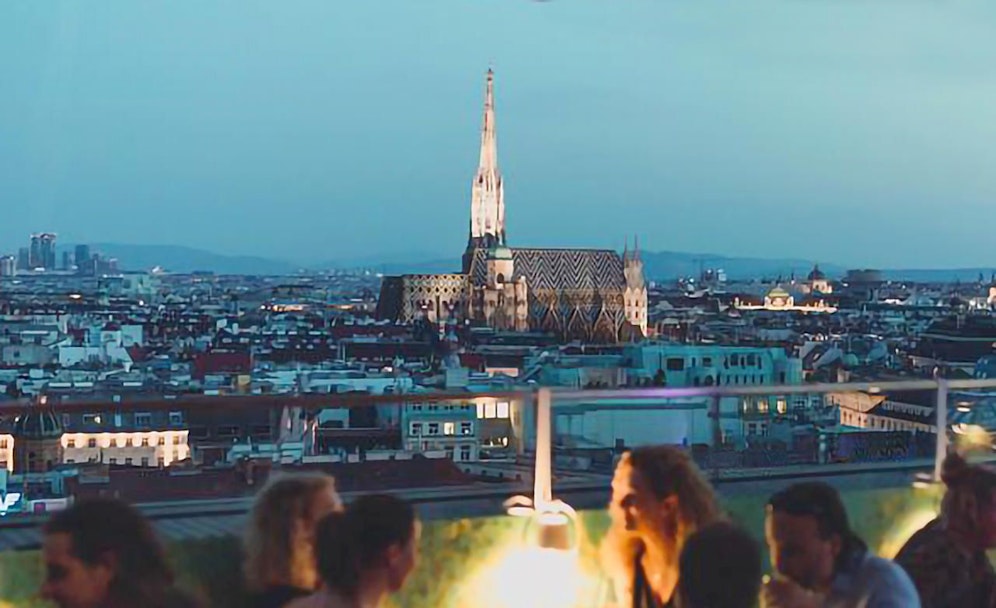 Im 15. Stock in der Wiener Taborstraße 1-3 im zweiten Wiener Gemeindebezirk wartet ein wahres "Juwel" auf Rooftop-Hopper. 